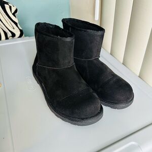 Airwalk Teddi Short Cozy Boot in black faux suede Size 8
